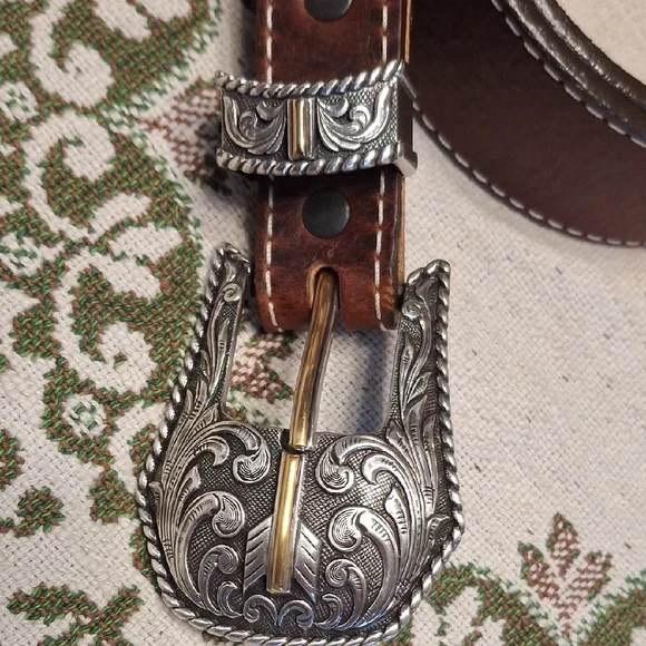 Elegant Brown Leather Belt with Silver Buckle - Picture 2 of 16